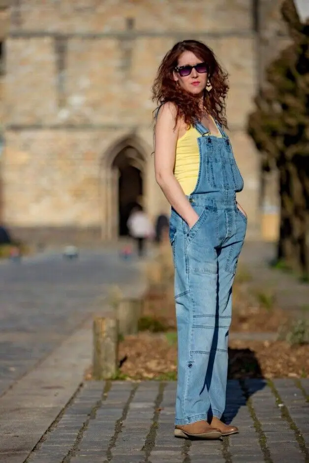 "Salopette Chic et Coquette : L'Art de la Coupe Large !"