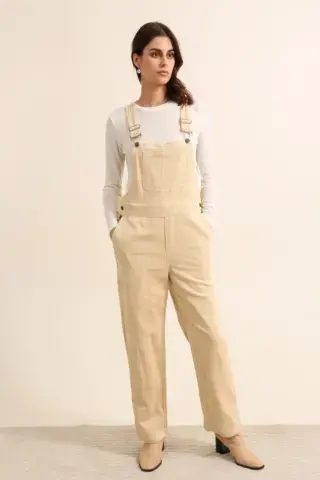 "Découvrez la Salopette en Velours Beige : Style et Confort au Rendez-vous"