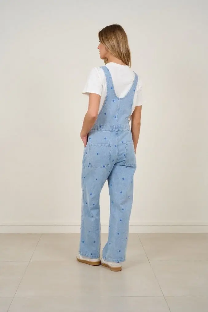 "Élégance Florale : La Salopette Brodée Qui Fait Sensation !"