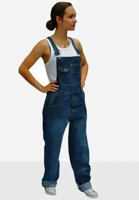 Une galerie photo colorée montrant des salopettes en jean vintage portées dans des lieux emblématiques